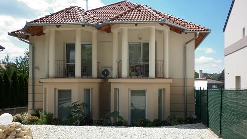 11648 Exklusives Einfamilienhaus in Hévíz, von hoher Qualität und Ausführung, erfüllt alle Anforderungen. Die luxuriöse Immobilie wird komplett möbliert und ausgestattet verkauft.