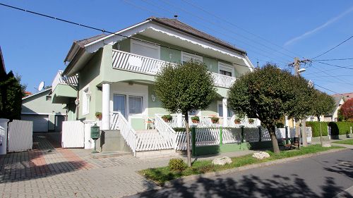 22095 In der Nähe des Stadtzentrums von Hévíz ist das Familienhaus mit 2 Wohnungen und mit Doppelgarage zu verkaufen. 
Die Immobilie ist gut und regelmäßig gewartet.