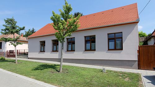 33101 Das Gebäude von der ersten Schule von Hévíz wurde komplett renoviert (Dach, Isolierung, Bedeckungselemente).