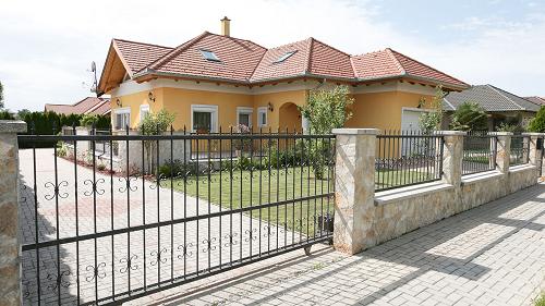 33268 In Cserszegtomaj ist das Familienhaus mit der Grundfläche von 190 m2, mit anspruchsvoller Lage zu verkaufen.