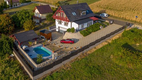 33373 In der stillen, ruhigen, panoramischen Gegend von Cserszegtomaj ist das Familienhaus - gebaut mit moderner Technologie und gebaut aus Grundmaterialien von hoher Qualität - zu verkaufen.