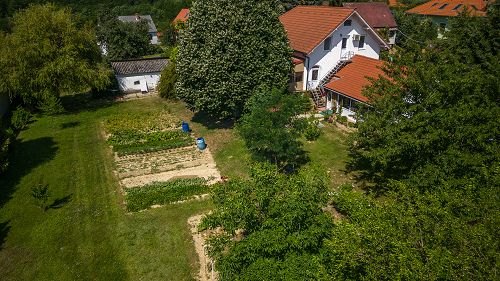 33377 In dem Teil von der Siedlung Nemesbük, wo die meisten Immobilien neu gebaut sind, ist das erneuerte Familienhaus zu verkaufen.