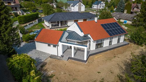 33407 In Vonyarcvashegy ist das neu gebaute Familienhaus von hoher Qualität zu verkaufen.