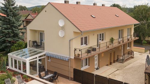 33412 In der Stadt Hévíz ist das anspruchsvolle Doppelhaus zu verkaufen. Der große Vorteil ist, dass zu der Immobilie auch ein alleinstehendes, separates Familienhaus mit Grundstück auf dem oberen Teil des Gebietes gehört.