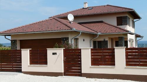 33413 In der Nachbarschaft von Hévíz ist das zweistöckige Familienhaus von ausgezeichneter Qualität, mit Panorama auf den Plattensee und den berühmten Hévízer Heilsee zu verkaufen.