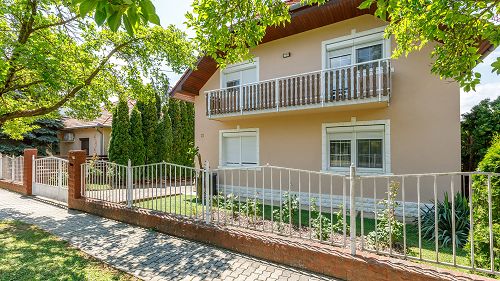 33464 Das ständig gewartete und anspruchsvoll eingerichtete Familienhaus ist in der von den Touristen beliebten Stadt Hévíz zu verkaufen.
