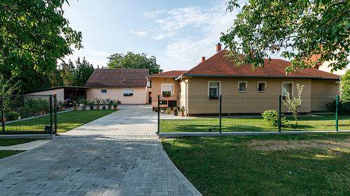 33474 In einer ruhigen Sackgasse von Keszthely ist das Familienhaus zu verkaufen. Zu dem Haus gehört ein separater Wohnanteil auch.