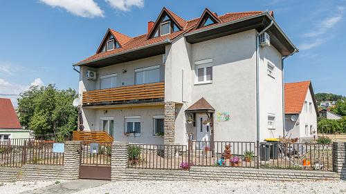 33477 In Vonyarcvashegy ist das Familienhaus zu verkaufen.
Die Immobilie kann sogar als Investitionsmöglichkeit dienen, wegen der Nahe vom Strand und der Schönheit vom Plattensee.
