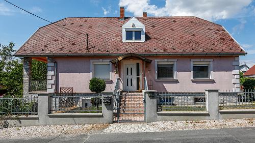 33478 Im Zentrum von der Siedlung Vonyarcvashegy ist das schön gewartete Familienhaus zu verkaufen.