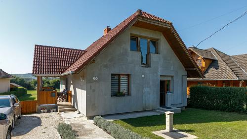 33493 In der Siedlungsgrenze von Gyülevész ist das anspruchsvoll erneuerte Familienhaus zu verkaufen.
Der neue Besitzer hat die Möglichkeit, die äußere Bemalung des Hauses zu beenden und das Dachgeschoss auszubauen.