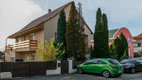 33510 In dem ruhigen Stadtteil von Hévíz ist das Familienhaus - geeignet sogar für Zimmervermietung - zu verkaufen.