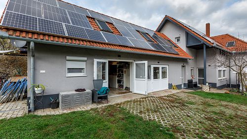 33516 Äußerst preisgünstiges Einfamilienhaus in Alsópáhok zu verkaufen. Das Haus wird durch Sonnenkollektoren auf dem Dach beheizt und mit Strom versorgt.