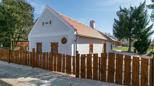 33549 Das Bauernhaus mit einer erneuerten Konzeption ist zu verkaufen, gebaut aus hochwertigen Baumaterialien.