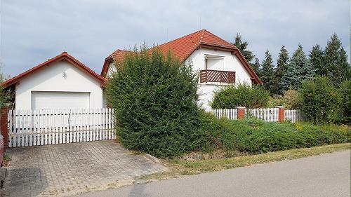33557 In dem beliebten und ruhigen Siedlungsteil von Balatonberény ist das Familienhaus zu verkaufen. Aufgrund des Types vom Gebäude kann es sogar als Urlaubsort oder Investition dienen.