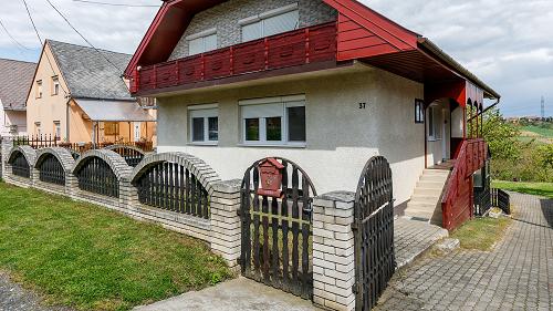 33564 Das zahlreiche Möglichkeiten bietende Familienhaus ist in der ruhigen Siedlung Alsópáhok, in der Nähe von der - ihrem Thermalbad nach bekannten - Stadt Hévíz zu verkaufen.