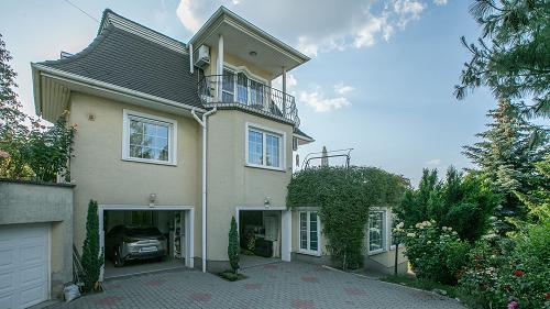 33575 In dem Luxusviertel von Solymár ist das anspruchsvolle, gut gewartete Familienhaus mit ewigem Panorama auf die umliegenden Berge, gestattet mit Innenpool ist zu verkaufen.