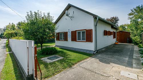 33623 In Balatonmáriafürdő steht diese ausgezeichnete Investitionsmöglichkeit zum Verkauf.
Das Haus kann das ganze Jahr über - nicht nur in der Saison - bewohnt werden.