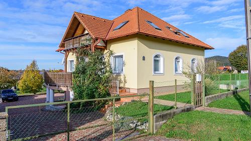 33656 Geschützte und gepflegte Immobilie in Balatongyörök ist zum Verkauf angeboten, die nach Absprache sofort bezogen werden kann.