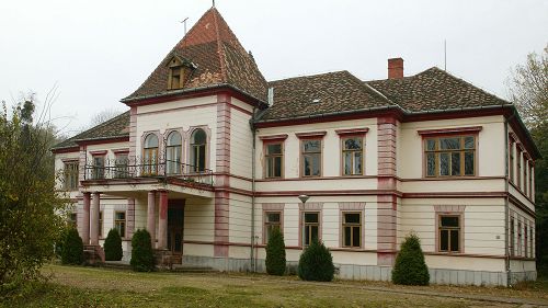 44046 In der Nähe von Szombathely ist das wunderschöne Apponyi-Schloss zu verkaufen!
Das Grundstück ist vom Bach Gyöngyös begrenzt, beziehungsweise ein Teich befindet sich auch auf dem Gebiet. 