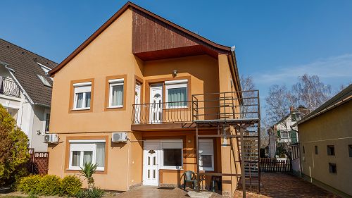 44068 In der Stadt von Hévíz ist das Appartementhaus - mit 4 Apartments - zu verkaufen.
Die Immobilie ist komplett möbliert und kann zu jeder Zeit Gäste beherbergen.
