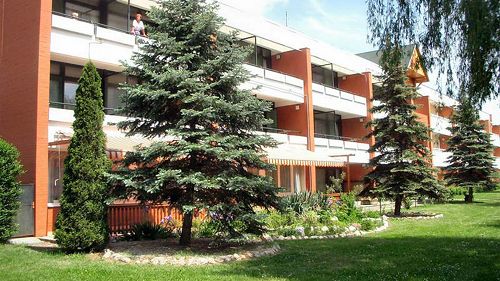 66029 In der unmittelbaren Nähe des bekannten Thermalbades in Zalakaros ist das Hotel mit 46 Zimmer, mit Thermalwasser zu verkaufen. 