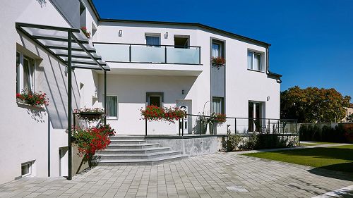 66127 IN SOPRON, 70 km von Wien entfernt, ist ein in 2017 errichtetes Gesellschaftshaus mit 5 Eigentumswohnungen zu verkaufen!
