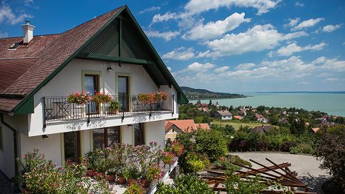 66133 It is an apartment house with a picturesque, eternal panorama - , which has been operated successfully for years - , with returning guests, on the northern shore of Lake Balaton for sale. 