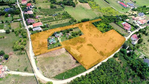 77139 In Cserszegtomaj, im Bottyahát Siedlungsanteil ist das 1 Hektar große Grundstück sogar in kleineren Teilen zu verkaufen.