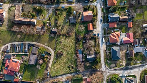 77516 In Cserszegtomaj ist das Baugrundstück zu verkaufen, 20% der Grundfläche kann bebaut werden. Die Kommunalwerke befinden sich in der Straße vor dem Grundstück.