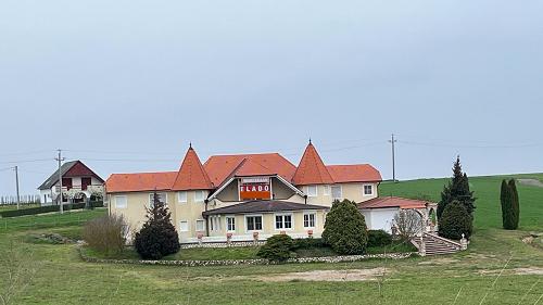 K33199 Grosses Restaurant mit Saal, Stube und Gästezimmern in deutschsprechendem Schwabendorf 