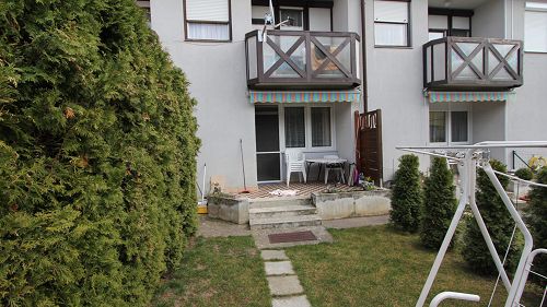 11150 Nice sized, good quality terraced house with 3 bedrooms is for sale in a calm street in Hévíz close to the centre of the town.