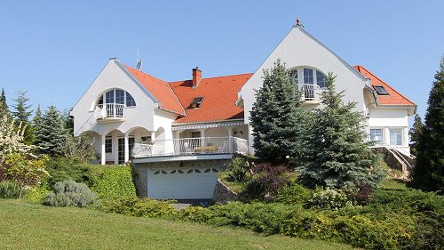 11352 Beautiful villa is for sale in Hungary, Lake Balaton