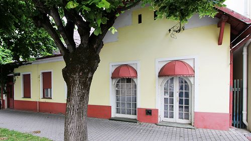 11799 Next to the shopping and walking street of Hévíz it is an old-style family house for sale.