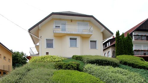 11812 Spacious, bright family house in Alsópáhok with panorama to Hévíz is for sale.