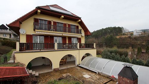 11908 In Gyenesdiás, next to the forest in a quiet dead-end street it is a spacious, big family house for sale.