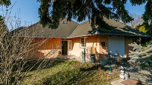 11955 In Gyenesdiás, in a dead-end street it is a family house - built according to the high standards - for sale.