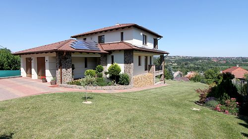 22043 In Hévíz it is a new-built, very good quality and perfect designed family house for sale. It is a round panorama to the hills in the neighborhood and to the city of Hévíz!
