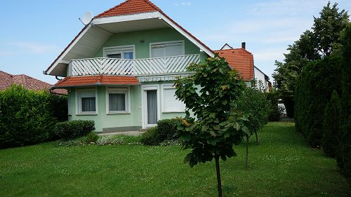 33086 In der Nähe von Keszthely, nicht weit vom Plattensee-Ufer und vom Zentrum ist das Familienhaus zu verkaufen.