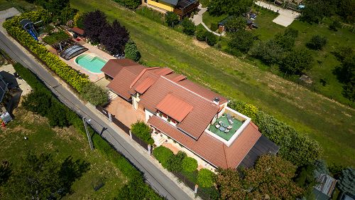 33109 The elegant family house of a high quality, in a quiet street of Cserszegtomaj, with a panoramic view of Lake Balaton, a heated swimming pool, a jacuzzi and a beautiful garden is for sale. 