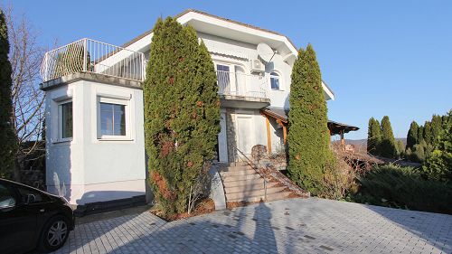 33261 A family house with a panoramic view of Lake Balaton is for sale in Cserszegtomaj, in a quiet and peaceful environment. To the house it is also belonging a big plot (2,714 m²).