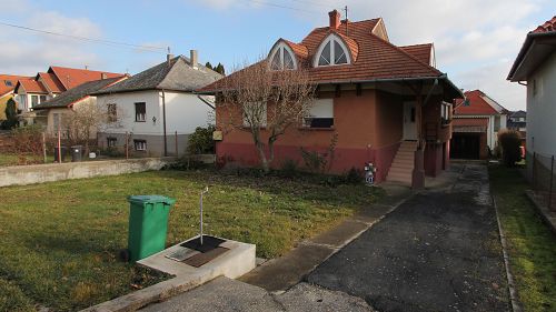 33298 In the town Hévíz it is a family house with 3 rooms, 2 bathrooms and a garage for sale.