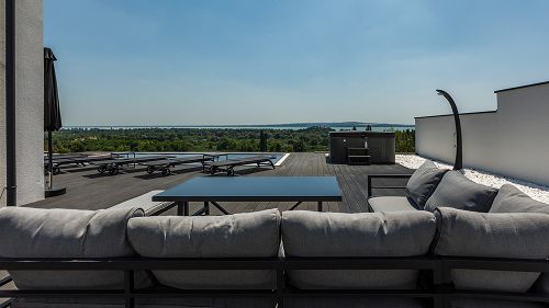 33303 Die wunderschöne, stilvolle Immobilie von hoher Qualität, mit ewigem Panorama ist am Nordufer vom Plattensee zu verkaufen.