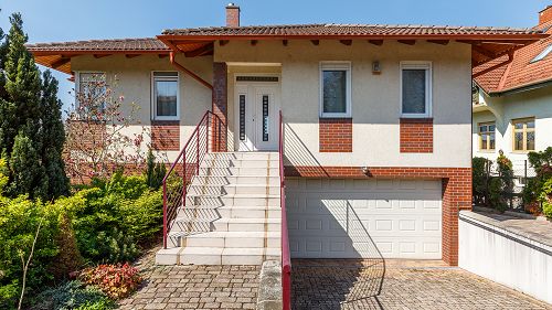 33329 A nice bright, modern and generous, panoramic house with a large garden is for sale in Hévíz.