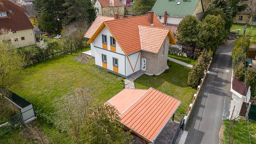 33374 In der Nähe - nur 10 Minuten Gehweg weit - vom beliebten und oft besuchten Strand von Gyenesdiás ist das neu gebaute Familienhaus zu verkaufen.