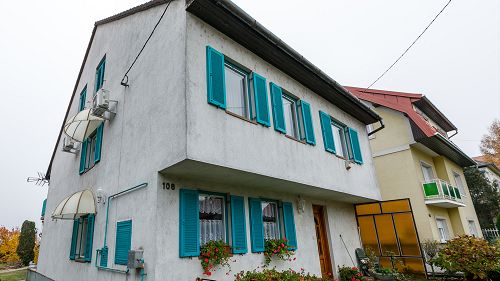 33379 In Hévíz it is a family house in a good condition, next to the Hotel Helios for sale.
There are several attractions in the neighbourhood, which ones you can reach in a few minutes.