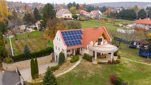 33381 In Cserszegtomaj ist das Familienhaus mit ewigem Panorama auf den Plattensee zum Verkauf angeboten.