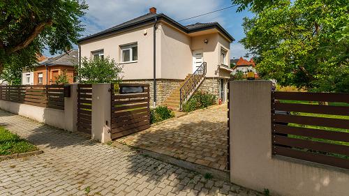 33395 In der ruhigen Straße der beliebten Stadt Hévíz ist das anspruchsvoll erneuerte Familienhaus zu verkaufen.
