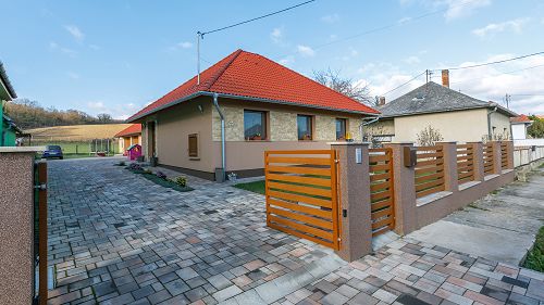 33396 It is the rebuilt and renewed family house of an outstanding quality in Zalaapáti for sale. 