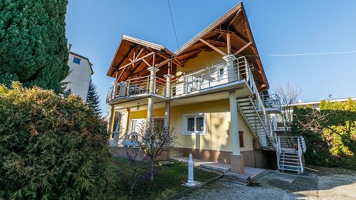 33400 Next to the thermal lake it is an apartment house with 5 rooms, garage and cellar for sale.
