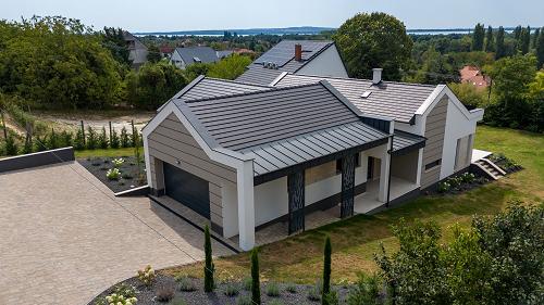 33406 In einer Sackgasse von Gyenesdiás ist das neu gebaute Familienhaus von hoher Qualität zum Verkauf angeboten.